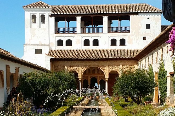 Alhambra private walking tour - Admiring the Palace of Charles V