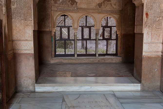 Alhambra tour with Generalife Palace and gardens - Exploring the Walls and Archaeological Remains of the Alhambra