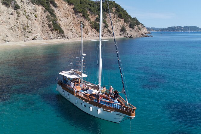 All-Inclusive Sailing Cruise-Skiathos & Nearby Islands with Lunch - Onboard Experience: Food, Drinks, and Atmosphere