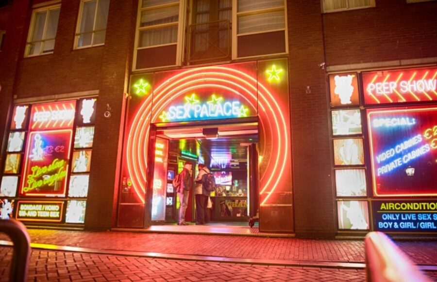 Amsterdam: Exclusive Red Light District Tour and Drink - Starting Point and Overall Structure of the Tour