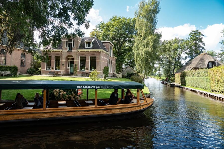 Amsterdam: Giethoorn Day Trip, Boat Tour, and Walking Tour - Exploring Giethoorn: The Villages Unique Atmosphere