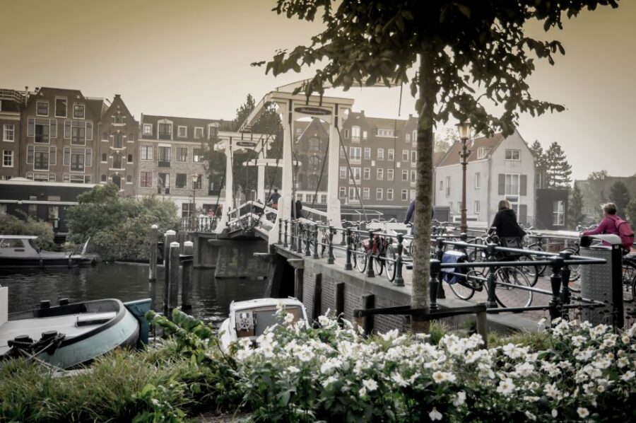 Amsterdam: Guided City Bike Tour in French - Exploring Amsterdam’s Iconic Canal District and Historic Streets