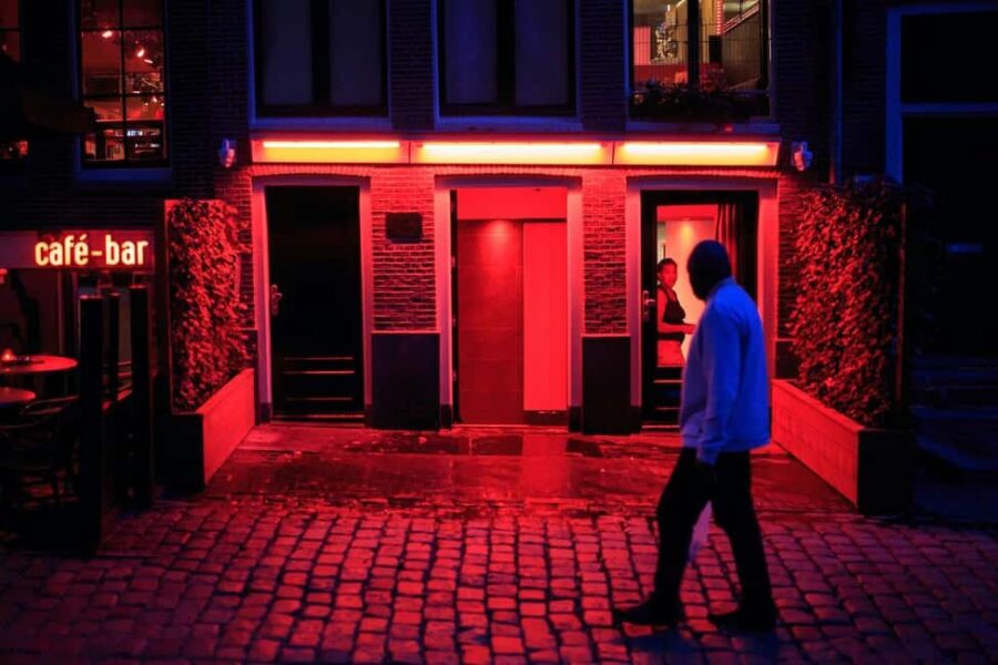 Amsterdam: Historical Red Light District Tour - Discovering the Red Light District’s 700-Year-Old Church and Its Ladies Behind Windows