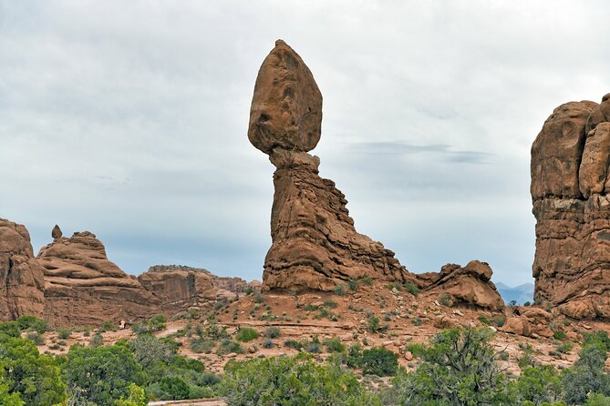 Arches National Park by Van Tour - Visiting the Iconic Stops: Balanced Rock and Delicate Arch Overlook