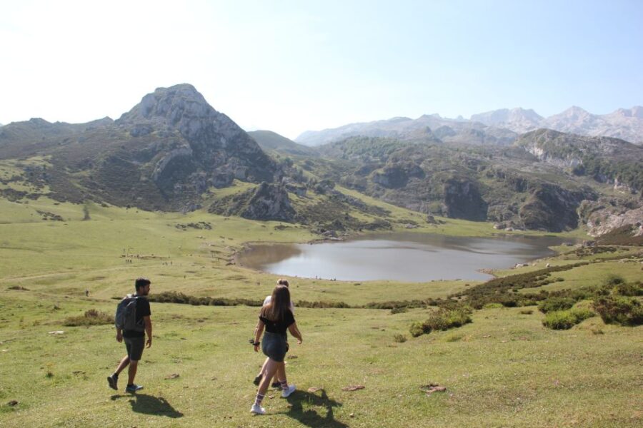 Arriondas: Covadonga Lakes Guided Tour - Key Points