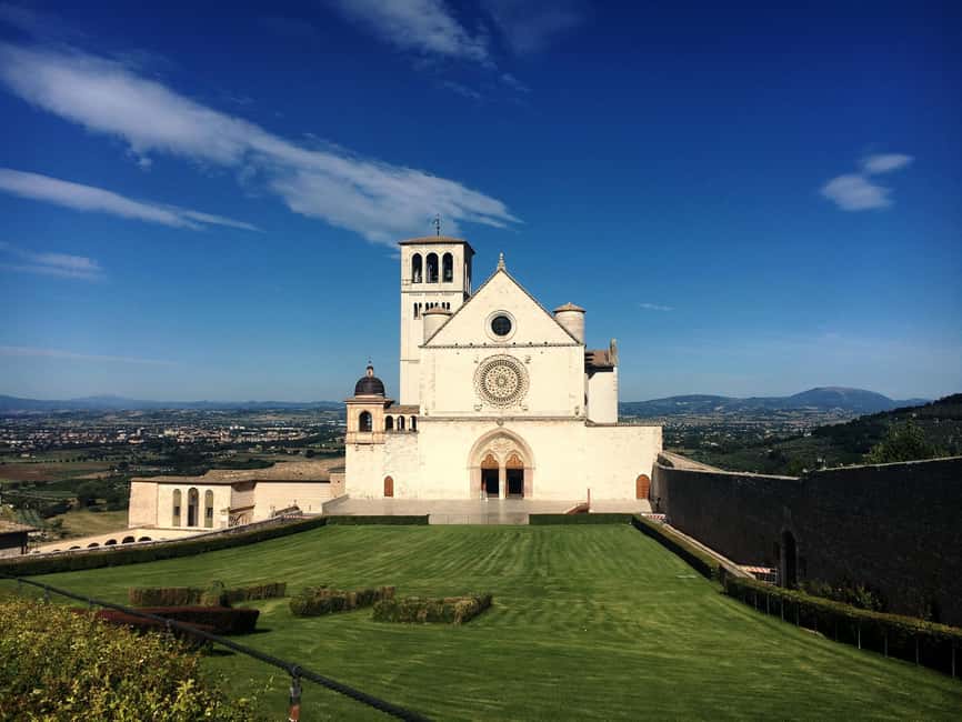 Assisi city tour in Portuguese - Visiting the Basilica of Santa Chiara and Its Artistic Treasures