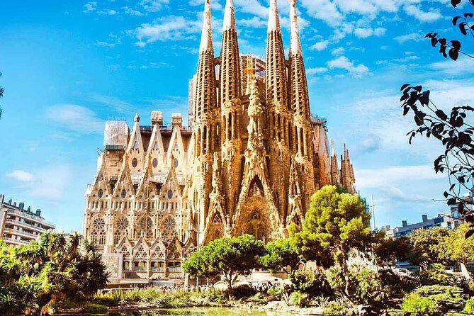 Barcelona Highlights Private Tour with Port or Hotel Transfers - Exploring the Barcelona Port Olímpic and Beaches
