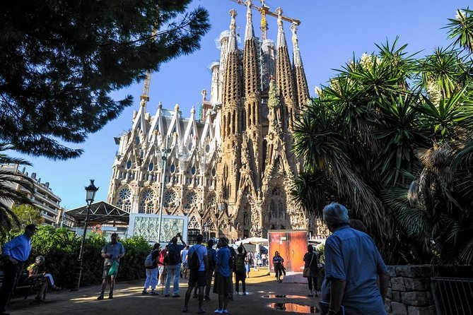 Barcelona Highlights & Sagrada Familia Skip-the-Line Private Tour - Skip the Lines at La Sagrada Familia