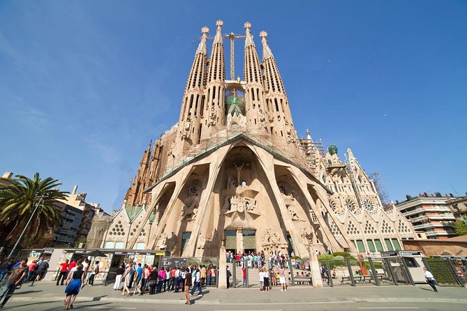 Barcelona Highlights Tour and Montserrat Monastery with Hotel Pick-up - Exploring Barcelona’s Architectural Gems and City Highlights