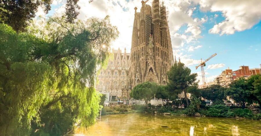 Barcelona: Sagrada Familia, Park Güell & Gothic Quarter Tour - Starting Point Near Plaza Catalunya