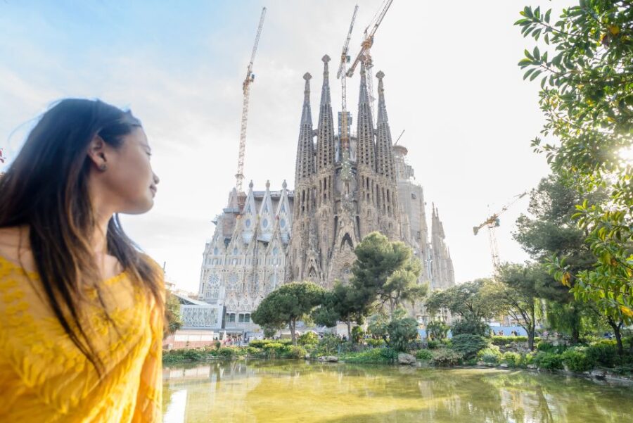 Barcelona: Sagrada Familia Tour & Optional Tower Visit - Inside the Iconic Sagrada Familia Basilica