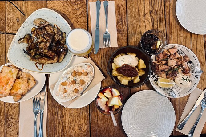 Barcelona Sightseeing by Bike with Photo Shooting and Tapas - The Tour Focuses Entirely on Cycling