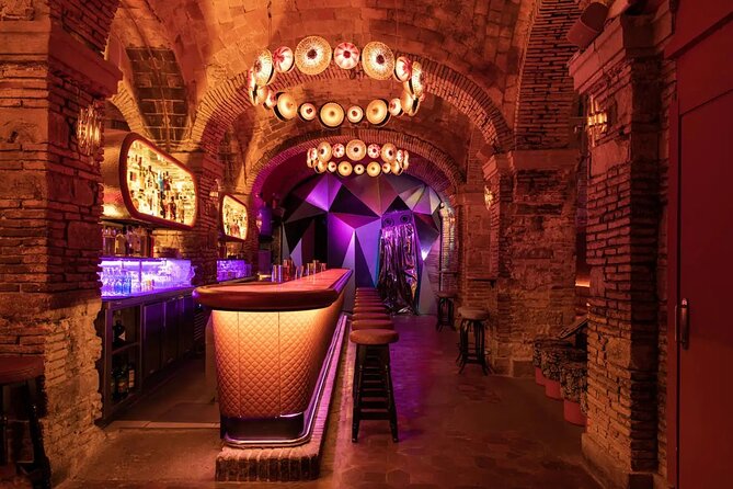 Barcelona: Speakeasy Bar Crawl with Free Drinks & VIP Nightclub - The Role of Guide Hosts and Group Dynamics