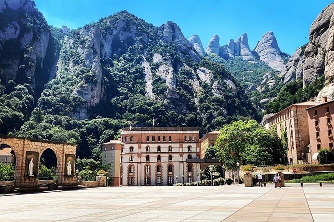 Barcelona to Montserrat: Guided Tour & Return Bus Transfers - Scenic Drive Through Catalonias Countryside