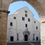 Bari: Basilica of Saint Nicholas Guided Tour - Admiring the Romanesque Apulian Style