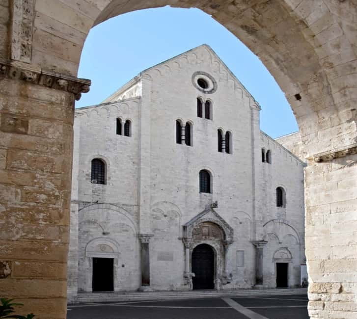 Bari: Basilica of Saint Nicholas Guided Tour - Admiring the Romanesque Apulian Style
