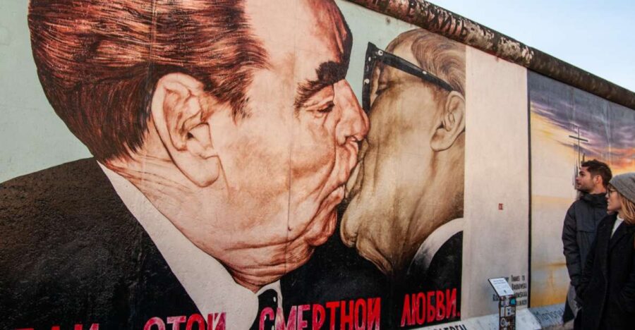 Berlin: Alternative Culture Walking Tour & Photoshoot - Discovering the Berlin Wall and Eastside Gallery