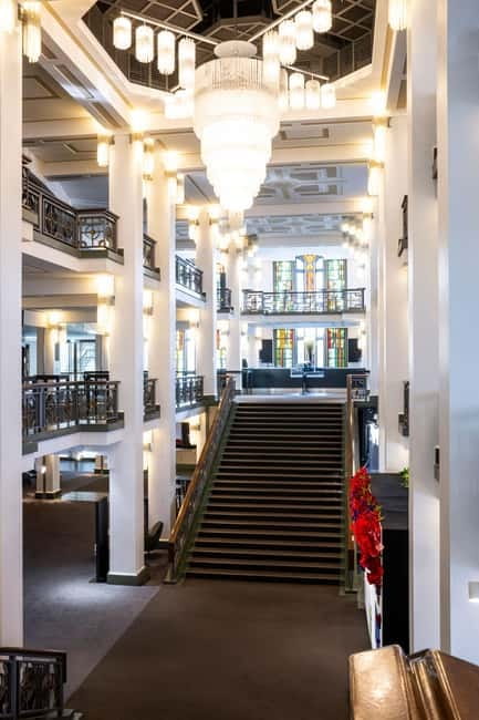 Berlin: BLINDED by DELIGHT Grand Show Friedrichstadt-Palast - The Grand Theater Setting at Friedrichstadt-Palast