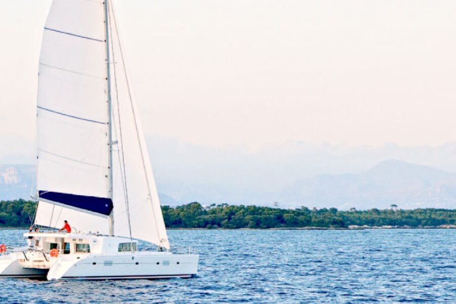 Big Island: Luxury Catamaran Trip along the Kona Coast - A Head-Turning Yacht Designed for Comfort and Performance