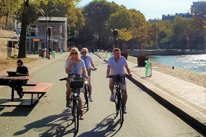 Bike Paris treasures with a live guide - Families & Friends - Exploring Paris Landmarks by Bike