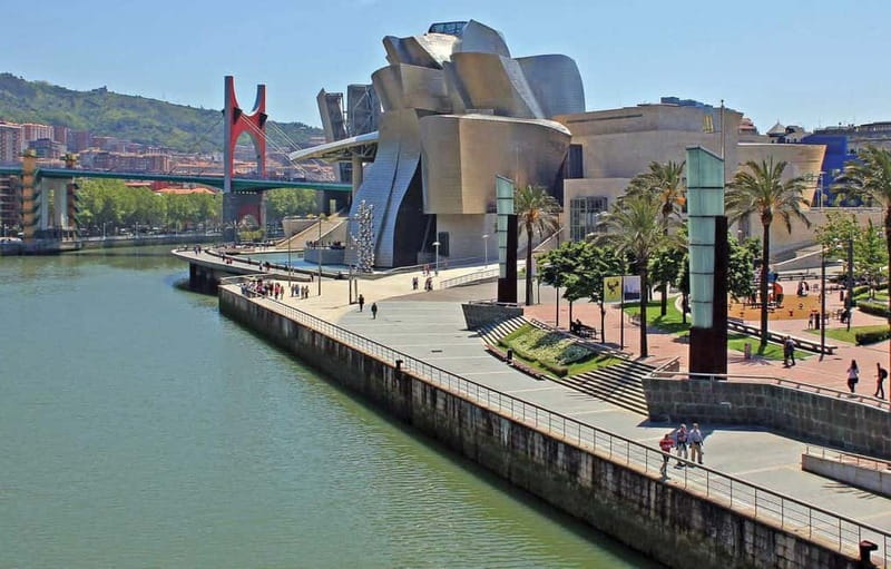 Bilbao: Guggenheim VIP Experience. Small Group. Expert Guide - Meeting Points and Flexibility in Bilbao