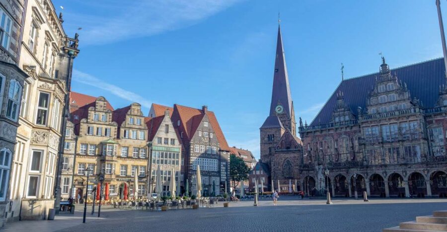 Bremen City Walk - Starting at the Bremen Town Hall and Heini Hotenbeen Sculpture