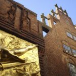 Bremen: Old Town Tour with Costumed Performer & Tour Guide - Visiting Bremens Landmark: The Town Hall and Roland Statue