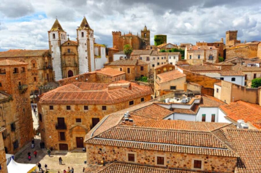 Cáceres: Guided Tour + Entrance to Monuments + Tasting - Entering the UNESCO World Heritage Old Town through the Arco de la Estrella