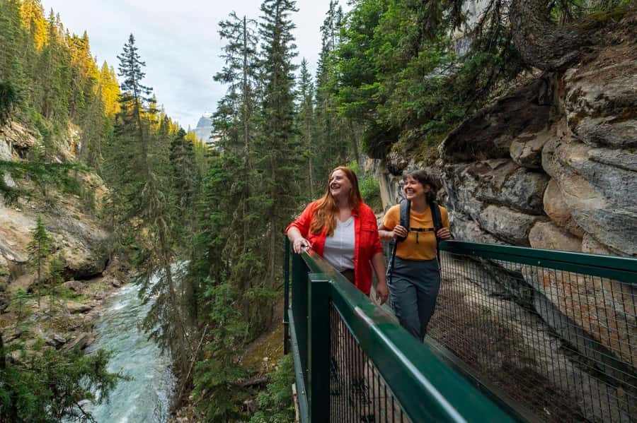 Calgary: Lake Louise, Emerald Lake, and Johnston Canyon Tour - From Calgary to the Iconic Lakes of Banff and Yoho