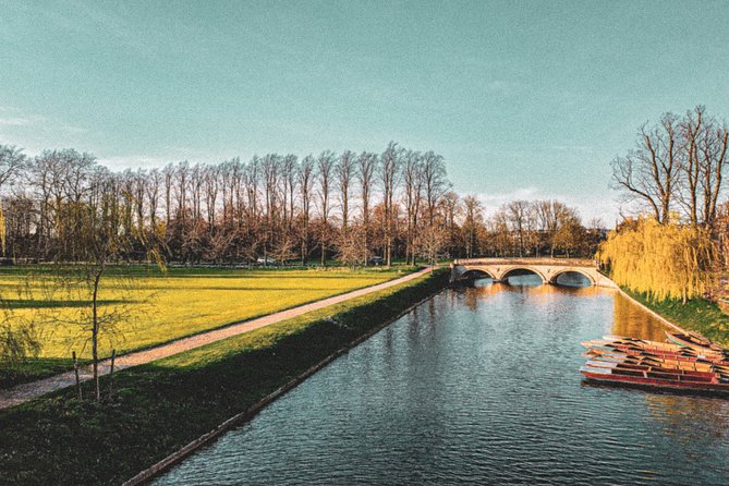 Cambridge Riverside Walk From Queens College to Trinity College - Scenic Walk Along the River Cam at the First Stop