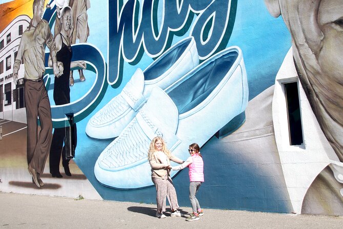 Carolina Beach Mural Photo Tour - Starting at Crush N Grind: The Meeting Point and First Impressions