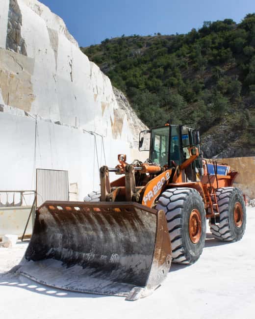 Carrara: Michelangelo Quarry and Carrara Art Studios Tour - Exploring Carrara Art Studios with Master Sculptors