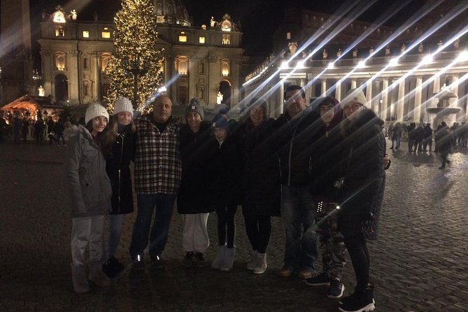 Celebrate Christmas in Rome - Small Group Walking Tour - Walking Through Rome’s Elegant Shopping District