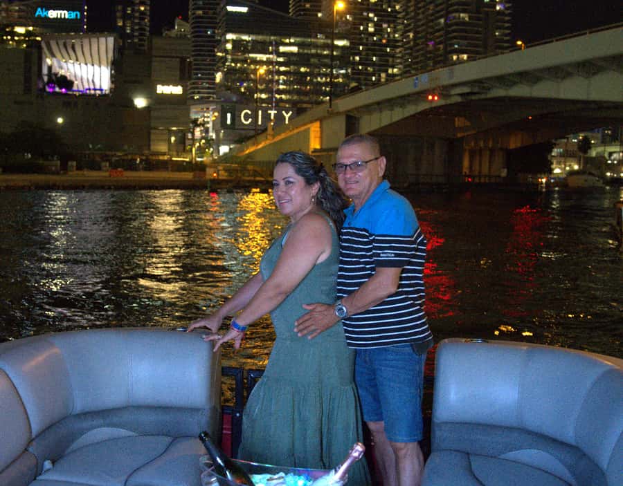 Champagne City Lights Boat Tour + Photoshoot (Semi Private) - The Luxurious Atmosphere of the Semi-Private Boat
