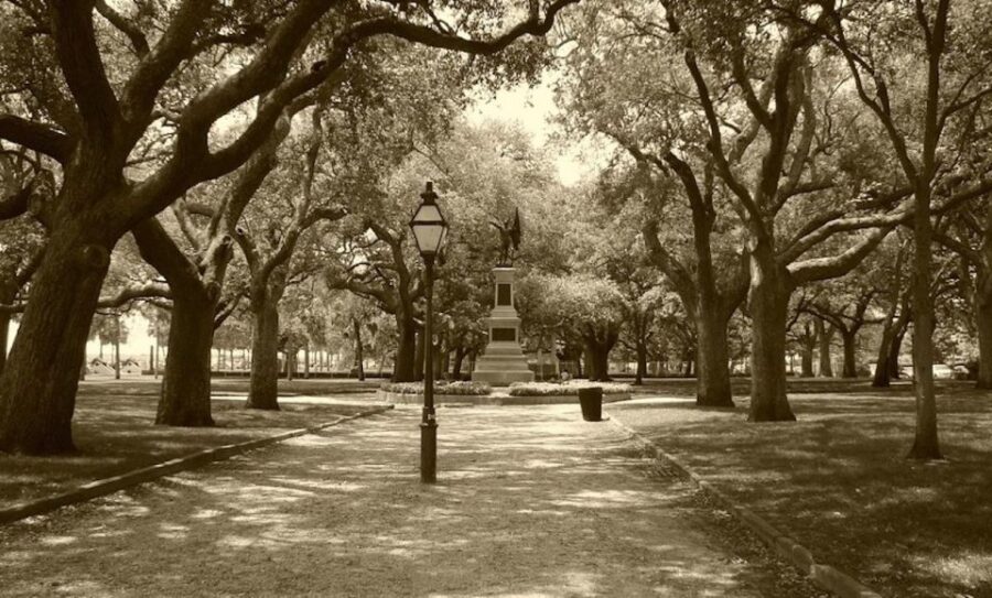 Charleston: City of the Dead Walking Ghost Tour - Visiting Charleston’s Haunted Hotels and Restaurants