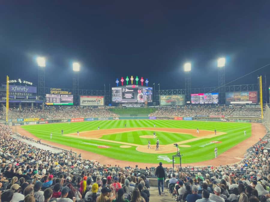 Chicago: Chicago White Sox Baseball Game Ticket - Guaranteed Rate Field: Location and Atmosphere