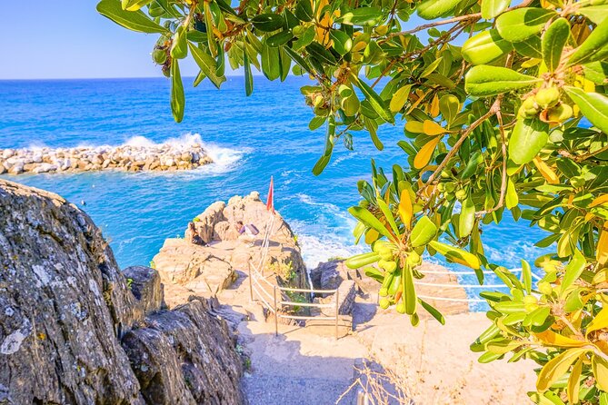 Cinque Terre hiking tour from La Spezia train station - Exploring Corniglia’s Narrow Streets and Local Charm