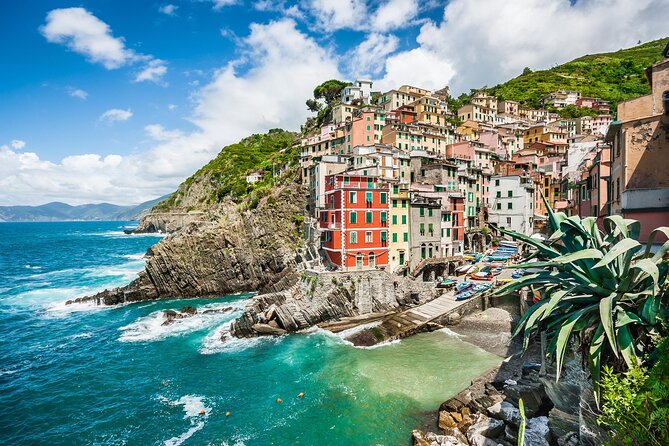 Cinque Terre Private Tour by Minivan and Ferry-Boat from Pisa - Discover Riomaggiore: The First Village of the Day