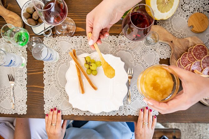 Citron Tasting and Distillery 1-Hour Guided Tour in Naxos - The Location and Family Heritage of Promponas Distillery