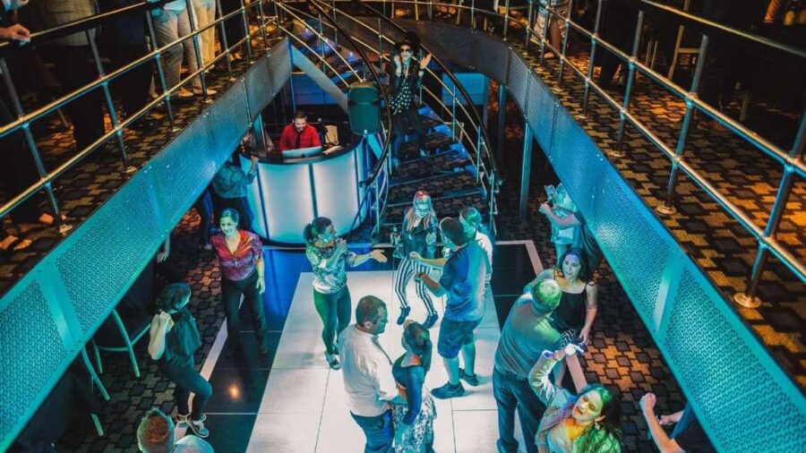 City Cruises Chicago: Lake Michigan Fireworks Dinner Cruise - Scenic Views of Chicago’s Skyline and Lake Michigan