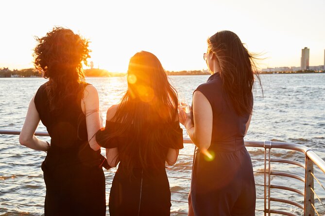 City Cruises New York: Signature Dinner Cruise - Scenic Highlights: Landmarks and City Views