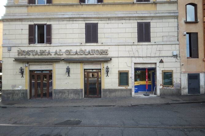 Colosseum, Roman Forum and Trajan's column - Walking the Piazza del Colosseo and First Impressions of the Arena