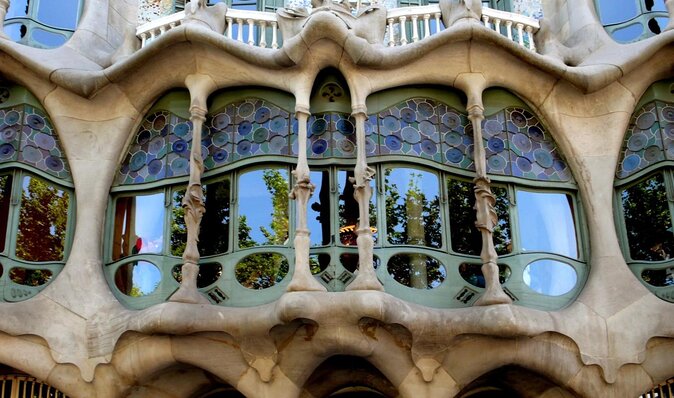 Complete Gaudi Tour: Casa Batllo, Park Guell & Sagrada Familia - Inside Casa Batlló: The Iconic Modernist House
