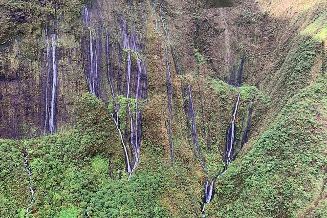 Complete Island 60-Minute Helicopter Tour - Highlights of the Flight: Waterfalls and Iconic Landmarks
