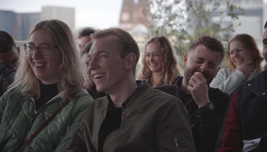 Cozy Comedy mit Blick auf die Alster - The HERITAGE Rooftop Bar: Hamburg’s Top 50 Romantic Restaurant