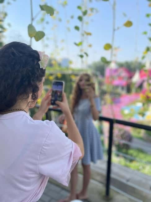 Creative Portraits in Berlins Streets - Mastering Natural Light for Striking Portraits