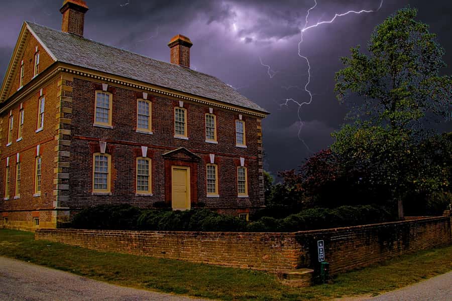 Curse of Cornwallis: Bayonets & Banshees Yorktown Ghost Tour - Starting the Ghostly Journey Outside York Hall