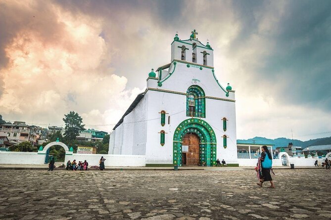 Customs of indigenous villages of Chiapas - The Fusion of Pre-Hispanic and Catholic Symbols at Iglesia de San Lorenzo