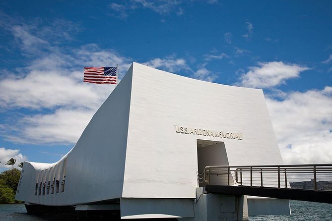 Day Trip from Kona to Oahu: Pearl Harbor WWII Heroes Adventure - Visiting Pearl Harbor’s Visitor Center and Historic Exhibits