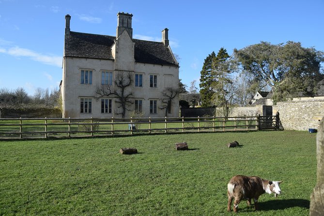 Downton Abbey Town and Country Tour from London by Private Black Taxi - Discovering Downton Village in Bampton